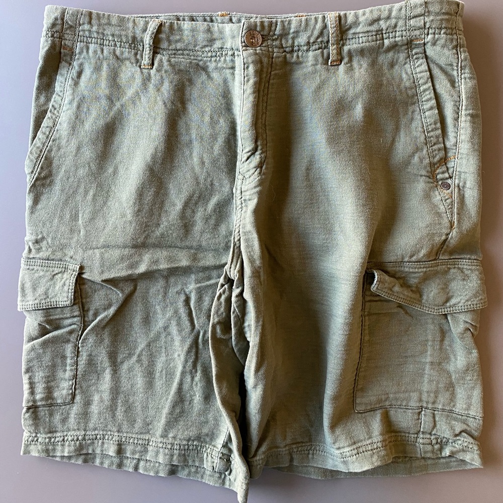 Tommy Bahama size 34 Cargo Shorts in great shape